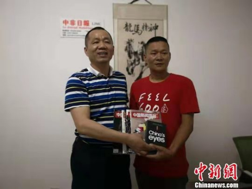 資料圖：中國(guó)新聞社副社長(zhǎng)兼副總編輯夏春平(左)與許自樹（右）合影?！∮诰Р?攝