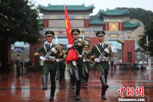 圖為在軍樂(lè)隊(duì)的音樂(lè)聲中國(guó)旗護(hù)衛(wèi)隊(duì)進(jìn)入人民廣場(chǎng)?！￡惓z