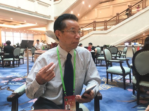 比利時青田同鄉(xiāng)會永遠名譽會長、歐洲青田同鄉(xiāng)會永遠名譽會長夏廷元接受本報記者采訪。（《歐洲時報》/萬淑艷 攝）