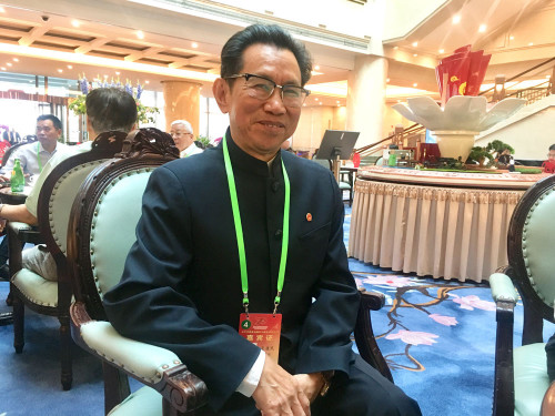 德國中國和平統(tǒng)一促進會創(chuàng)會會長夏康民接受本報記者采訪。（《歐洲時報》/萬淑艷 攝）