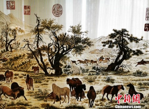 圖為陳永栽夫婦自家的馬尼拉世紀(jì)花園酒店19樓的總統(tǒng)套房內(nèi)，放置的中國畫風(fēng)格的蘇繡擺件。<a target='_blank' >中新社</a>發(fā) 梁鈺 攝