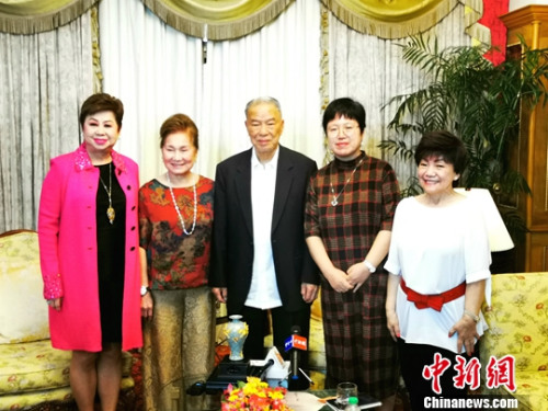 9月25日，應(yīng)邀參加新中國成立70周年慶典活動的85歲菲華僑領(lǐng)、菲律賓航空公司董事長陳永栽博士與夫人邱秀敏在馬尼拉接受<a target='_blank' >中新社</a>記者采訪時多次表達(dá)：“我心中滿是對祖（籍）國的情意！”<a target='_blank' >中新社</a>發(fā) 梁鈺 攝