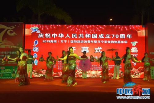開(kāi)幕式上東南亞風(fēng)情舞蹈表演?！￡愌嗲濉z