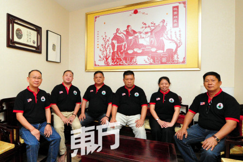 孫櫓華率領(lǐng)馬來西亞關(guān)公文化推廣中心理事們介紹關(guān)公文化館。(馬來西亞《東方日報》/楊金森 攝)