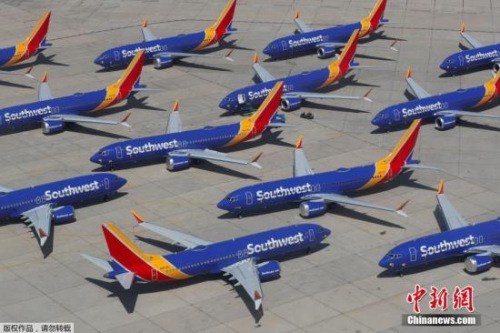 　　當(dāng)?shù)貢r間3月27日，美國西南航空公司的波音737 MAX系列飛機(jī)停放在號稱“飛機(jī)墳場”的維克多維爾機(jī)場。