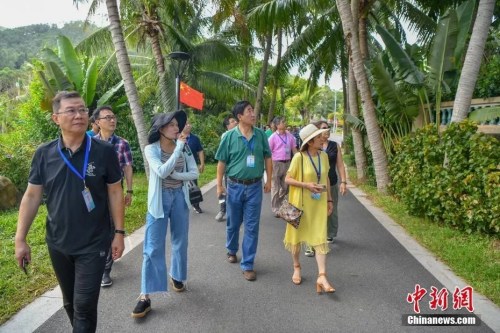 　10月9日，參加2019年“行走中國(guó)·境外華文媒體海南行”活動(dòng)的19個(gè)國(guó)家和地區(qū)的34位華文媒體高層人士，走訪海南僑鄉(xiāng)文昌、瓊海、萬(wàn)寧等地，感受僑鄉(xiāng)發(fā)展變遷。<a target='_blank' >中新社</a>記者 駱云飛 攝