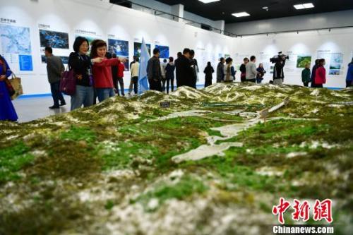 海外華文媒體高層人士在冬奧臨時(shí)展館內(nèi)參觀?！〉杂鸺?攝