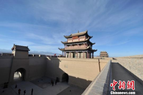 圖為甘肅嘉峪關(guān)城樓。　楊艷敏 攝