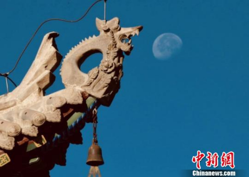 圖為“華媒人”記錄嘉峪關(guān)城樓一隅?！〗L庚 攝