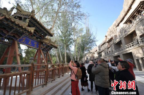 海外華文媒體高層代表走進(jìn)敦煌莫高窟?！钇G敏　攝