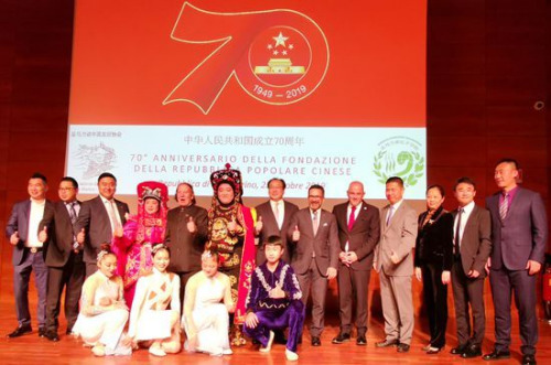 圖為圣馬中友協(xié)主席泰倫齊、中國(guó)對(duì)外友協(xié)副會(huì)長(zhǎng)宋敬武和演員合影。(歐聯(lián)社 博源/攝)