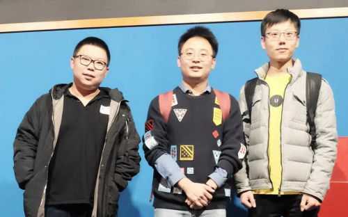 圖為旅西留學生王子晨、王玉和格爾樂圖接受《歐洲時報》采訪。（《歐洲時報》 林碧燕/攝）