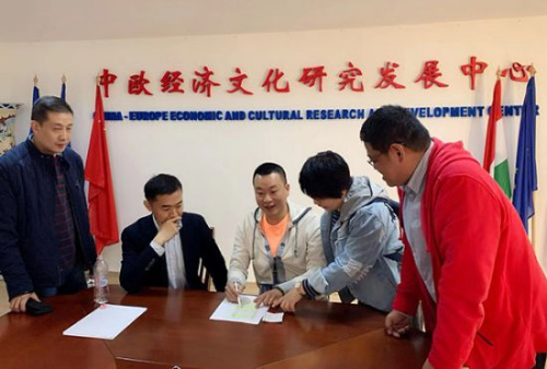為華僑華人留學生分發(fā)電影票。(圖片來源：中歐經濟文化研究發(fā)展中心)