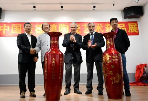主辦方向來(lái)賓介紹景德鎮(zhèn)瓷器。