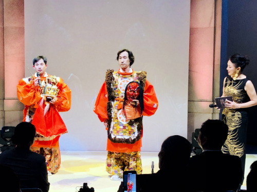 中國舞蹈家黃豆豆與日本藝術(shù)家東儀秀樹合演《蘭陵王》。(日本《中文導報》/楊文凱 攝)