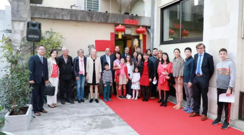 法國波城孔子學(xué)院中方院長賈寶軍(左一)與中法各界嘉賓、學(xué)員在學(xué)院門前合影留念。(法國《歐洲時(shí)報(bào)》/歐文 攝)