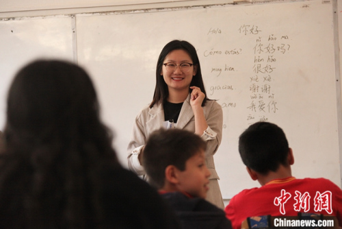 圖為11月6日，長江學(xué)校的中文老師李媛媛給孩子們教授生活常用語。<a target='_blank' >中新社</a>記者 余瑞冬 攝