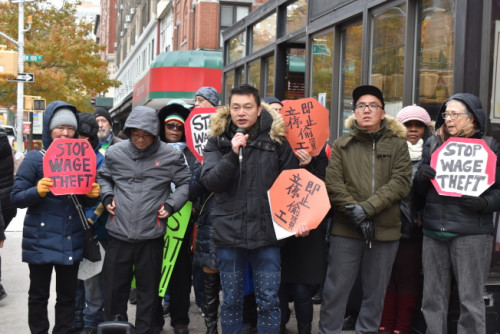 紐約州華人勞工14日與多名勞工一同參與抗議，要州長(zhǎng)葛謨立即簽字通過“防拖欠工資”法案。(美國(guó)《世界日?qǐng)?bào)》/顏嘉瑩 攝)