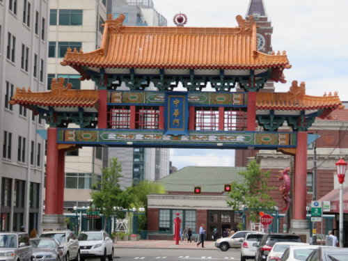 西雅圖中華門牌樓是國際區(qū)的重要地標(biāo)。(美國《世界日報》/王又春 攝)