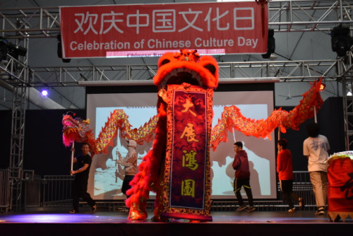  歡慶中華文化日活動以舞龍舞獅熱鬧開場。(美國《世界日報》記者黃少華／攝影)