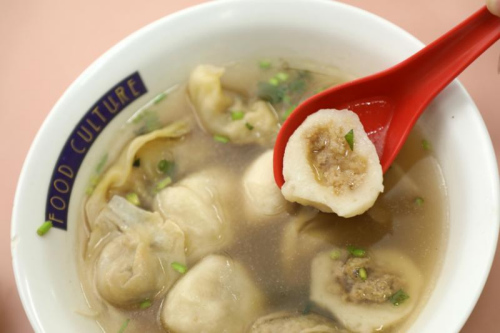 手工福州魚丸外層軟嫩，吃時(shí)充滿嚼勁，肉餡載滿肉汁。(林澤銳攝)