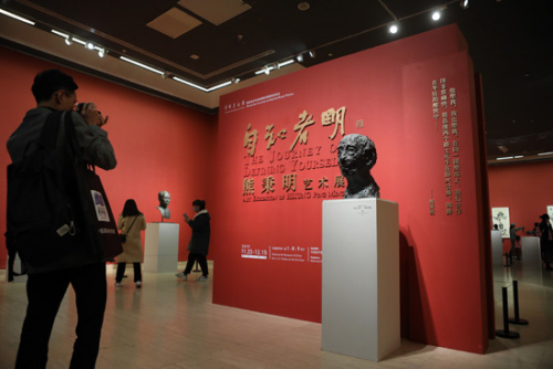參觀者在展廳前拍攝法籍華人藝術(shù)家熊秉明的雕塑像。(圖片來(lái)源：本文圖片均由歐洲時(shí)報(bào)特約記者李國(guó)慶 攝)