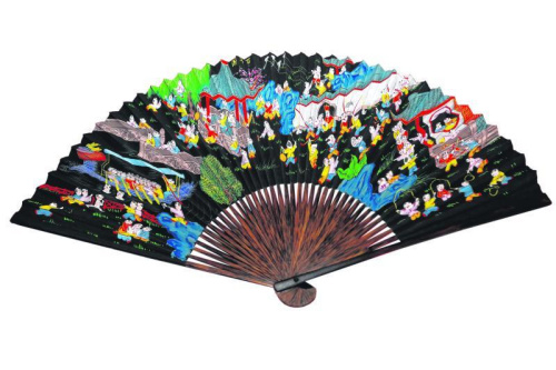 峇峇新郎在整個(gè)婚禮的過(guò)程中，必須時(shí)刻手持紙扇，坐時(shí)折扇，站立時(shí)開(kāi)扇。此為百子千孫折扇。