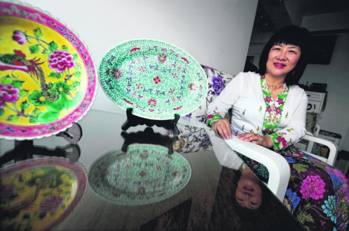 　　鳳凰于蜚，和鳴鏘鏘。寓意夫妻恩愛(ài)和睦的鳳凰圖樣，常被描繪在土生華人的器皿上。
