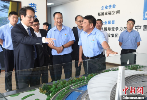 圖為譚天星一行考察“一帶一路”中方援建國家體育場(chǎng)工程。<a target='_blank' >中新社</a>記者 黃耀輝 攝