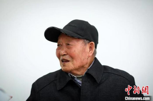 日前，96歲的南京大屠殺幸存者岑洪桂老人在南京接受記者采訪?！°蟛?攝