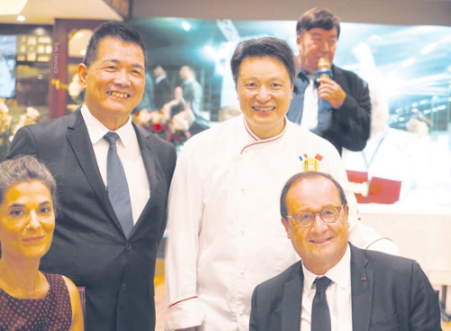 幸福樓主廚尹添強(qiáng)(后右)、樓面經(jīng)理李兆隆(后左)與法國前總統(tǒng)奧朗德(前右)、巴黎市負(fù)責(zé)經(jīng)貿(mào)的副市長Olivia Polski在一次活動(dòng)上。(《歐洲時(shí)報(bào)》/孔帆 攝)