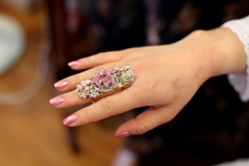 Asian Artistry Fine Jewellery的設(shè)計(jì)師在設(shè)計(jì)此戒指時(shí)，保留土生華人取材自然的元素，加入色彩鮮艷的寶石。(新加坡《聯(lián)合早報(bào)》/龍國(guó)雄 攝)