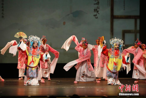 圖為吉祥小姐妹在美國(guó)舊金山灣區(qū)的海沃德參加慶祝中華人民共和國(guó)成立70周年《中國(guó)之夜》大型國(guó)慶演出。 <a target='_blank' >中新社</a>記者 劉關(guān)關(guān) 攝