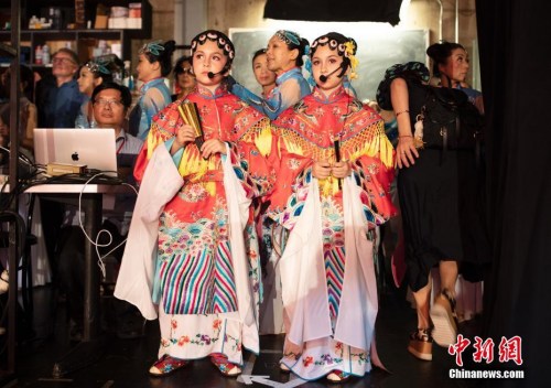 圖為吉祥小姐妹在后臺(tái)準(zhǔn)備上場(chǎng)。 <a target='_blank' >中新社</a>記者 劉關(guān)關(guān) 攝