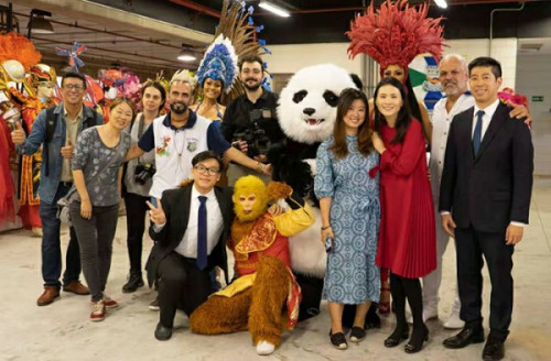 中巴社會文化研究中心一行與圣保羅著名桑巴舞校人員及媒體朋友合影。(南美僑報網(wǎng))