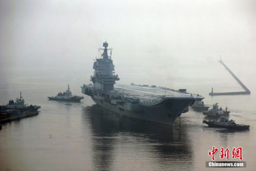 12月17日，中國第一艘國產(chǎn)航母正式命名為山東艦。山東艦是中國第一艘國產(chǎn)航空母艦，也是中國的第二艘航空母艦。<a target='_blank' >中新社</a>記者 楊毅 攝