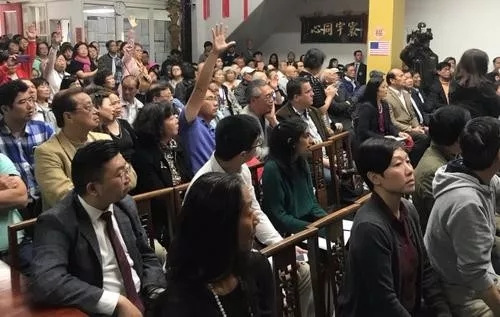 舊金山僑領(lǐng)遇襲案發(fā)生后，當(dāng)?shù)赜?00名華裔到中華總會(huì)館參加治安會(huì)議，要求改善華埠治安。(美國《世界日?qǐng)?bào)》/李秀蘭 攝)