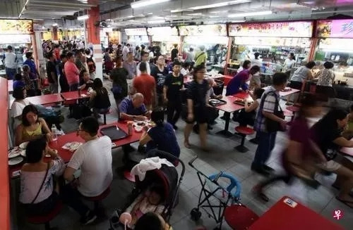 重開的牛車水大廈，二樓的熟食中心人聲鼎沸。(新加坡《聯(lián)合早報(bào)》/李佳穎 攝)