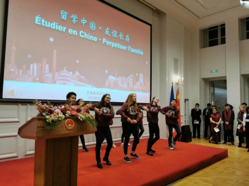 中文國際班學(xué)生用中文表演歌曲《地球的孩子》。(《歐洲時報(bào)》/靖樹 攝)