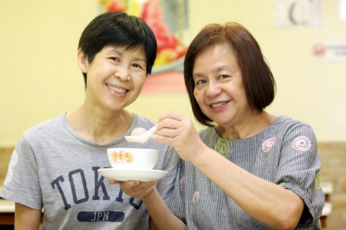 李美英(左)和姐姐李蓮英16年前共創(chuàng)味香園甜品店。(陳斌勤攝)