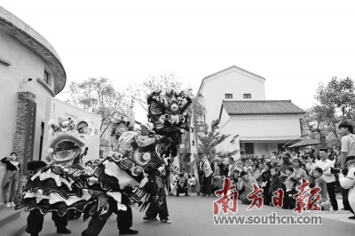 當日的活動現(xiàn)場，鑼鼓齊鳴，人聲鼎沸，最“吸睛”的節(jié)目是麒麟舞與獅舞。 南方日報記者 何俊 攝