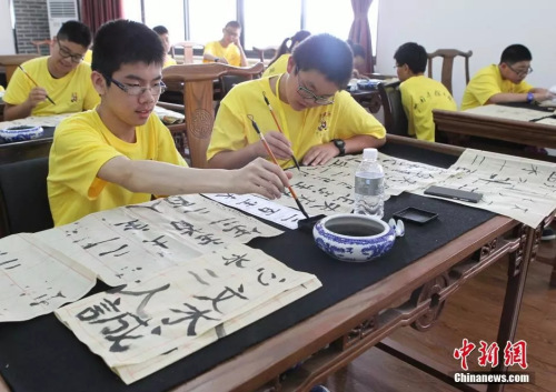 資料圖：華裔青少年學寫漢字。周毅 攝