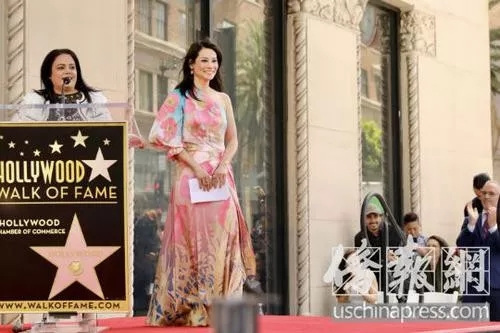 在授星儀式上，好萊塢星光大道主席馬迪妮茲宣布，每年5月1日為“劉玉玲日”。(美國(guó)《僑報(bào)》/邱晨 攝)