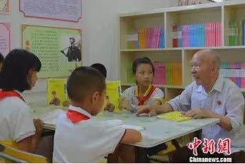 鐘挺華在東安二小圖書館為學生講雷鋒故事。嚴潔 攝