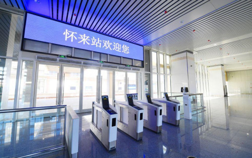 懷來站的智能刷臉閘機。北京鐵路局供圖