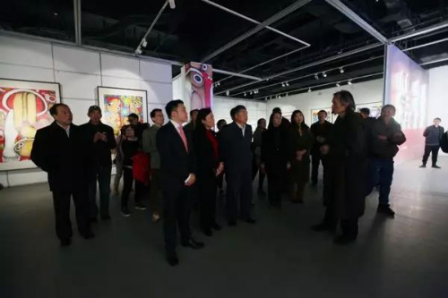 嘉賓參觀畫展。