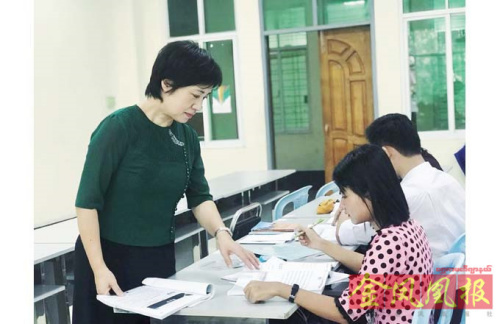 圖為仰光外國語大學(xué)漢語系老師康泳。(緬甸《金鳳凰中文報》) 
