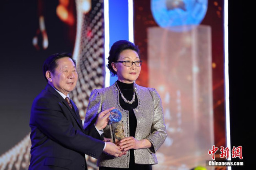 2020年1月8日，“2019全球華僑華人年度評選頒獎典禮”舉行，方李邦琴獲選“年度人物”。國務(wù)院港澳辦原常務(wù)副主任、全國港澳研究會創(chuàng)會會長陳佐洱先生上臺為方李邦琴頒發(fā)獎杯。<a target='_blank' >中新社</a>記者 李駿 攝