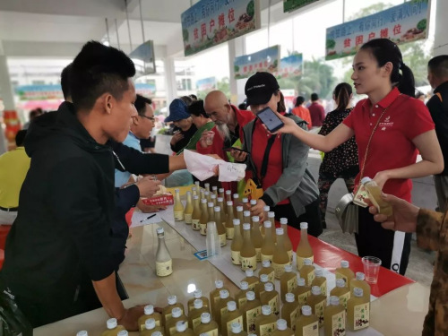琳瑯滿目品種多樣的集市吸引了市民爭相購買。 （吳小靜 攝）
