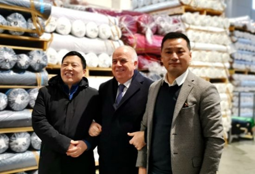 意總理府部長會議主席卡普里亞參觀百佳紡織品倉庫。（y意大利歐聯(lián)社/博源 攝）